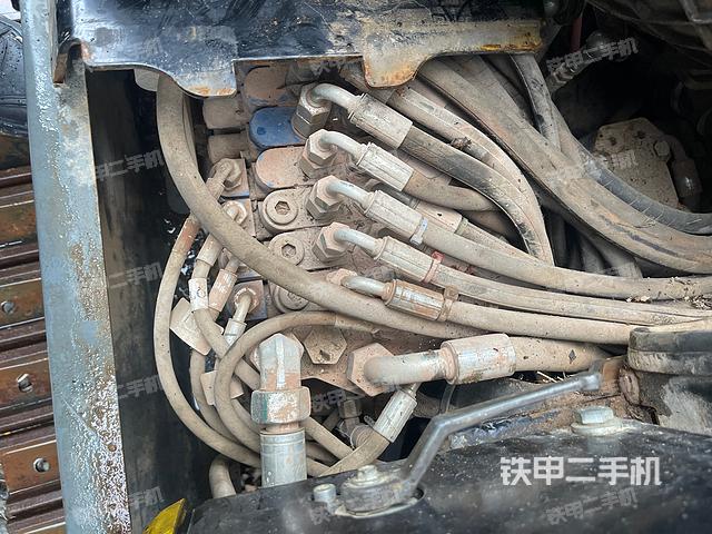 回转马达和主控阀（整机外观）