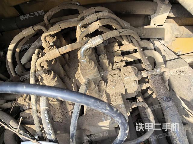 回转马达和主控阀（整机外观）