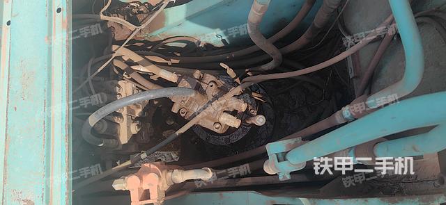 回转马达和主控阀（整机外观）