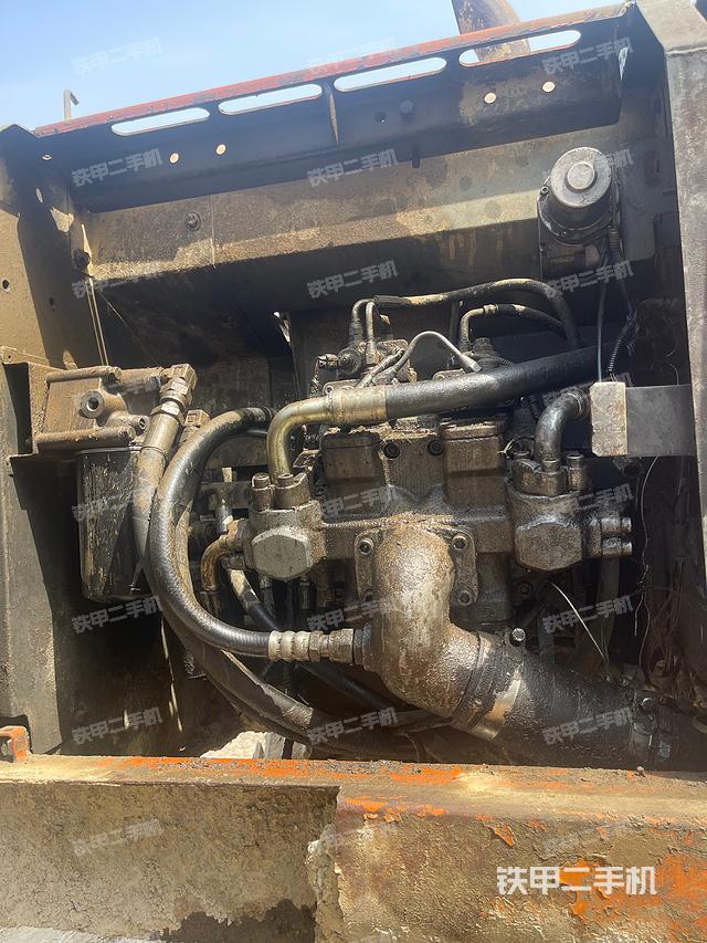 液压泵舱室正面整体（整机外观）