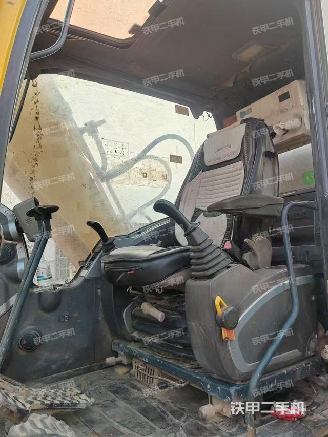 駕駛室整體(整機(jī)外觀) 駕駛室整體(整機(jī)外觀)