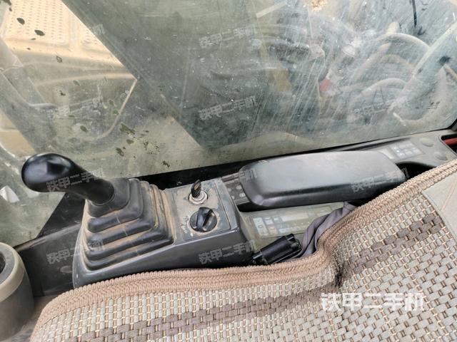 座椅右側(cè)控制臺(tái)/鑰匙門/油門/含右手柄（駕駛室部分）