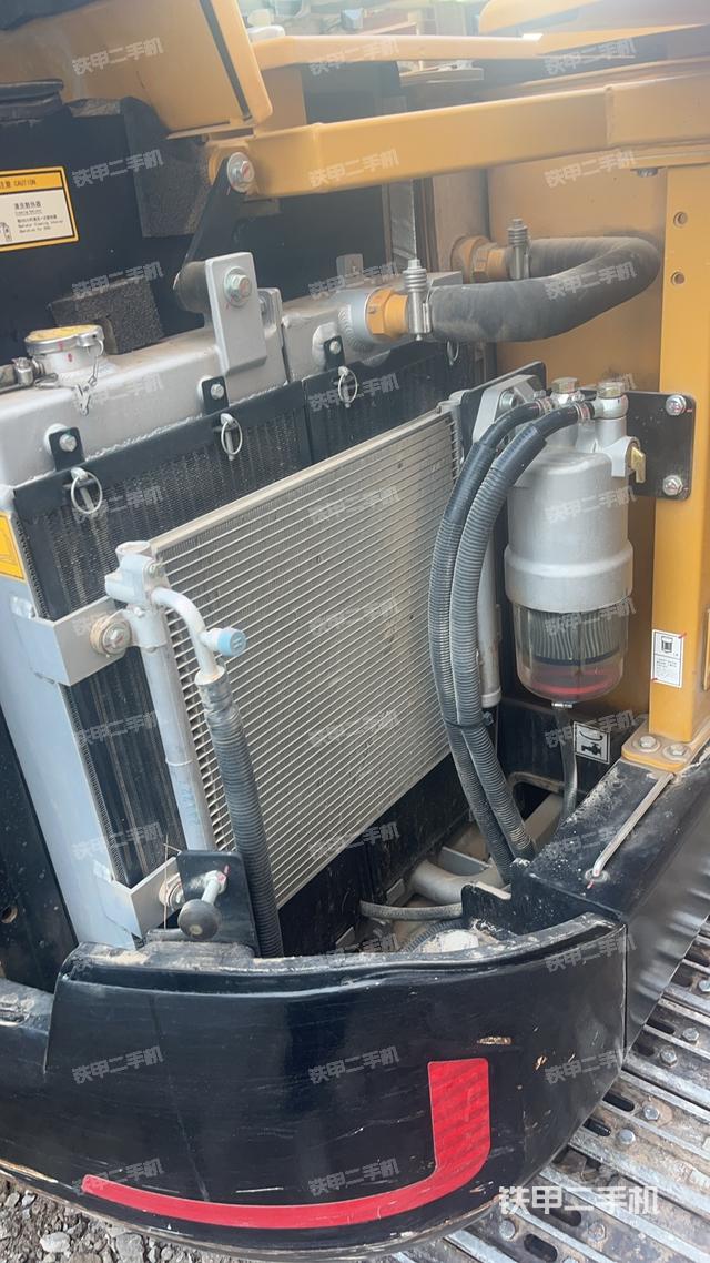 回轉(zhuǎn)馬達(dá)和主控閥（整機(jī)外觀）