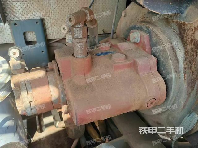 液壓泵艙室正面整體（整機外觀）