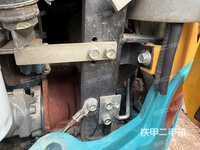 液壓泵艙室正面整體(整機外觀) 液壓泵艙室正面整體(整機外觀)