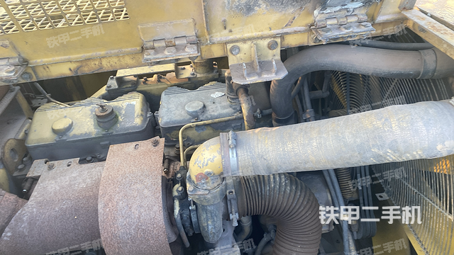 回轉(zhuǎn)馬達和主控閥(整機外觀) 回轉(zhuǎn)馬達和主控閥(整機外觀)