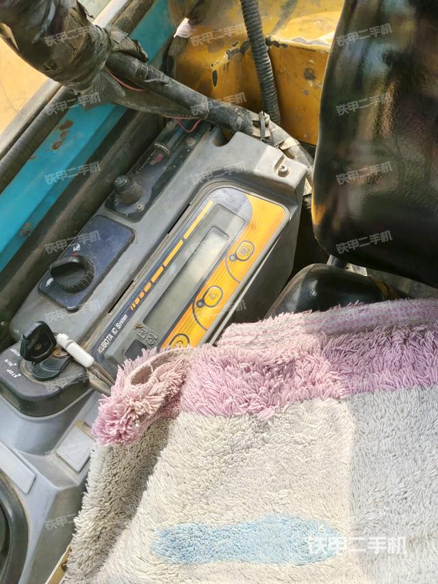 座椅右侧控制台/钥匙门/油门/含右手柄（驾驶室部分）