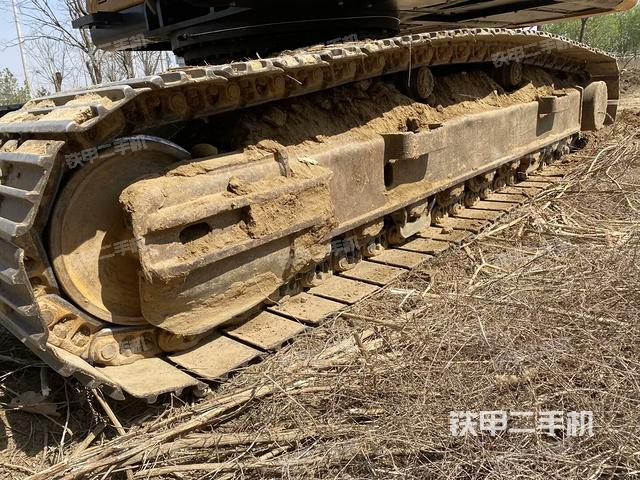 單側(cè)履帶整體(整機(jī)外觀) 單側(cè)履帶整體(整機(jī)外觀)