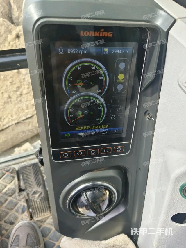 行走控制手柄和踏板?俯拍（駕駛室部分）