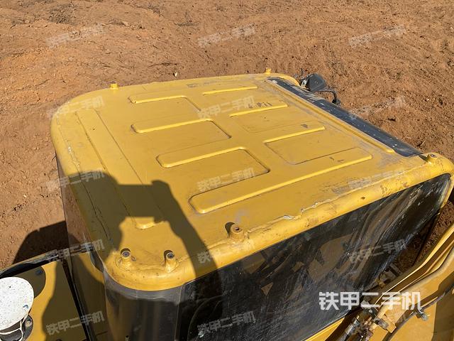 駕駛室頂部(整機(jī)外觀) 駕駛室頂部(整機(jī)外觀)