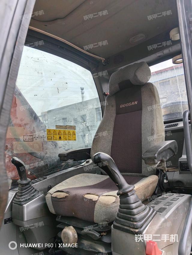 駕駛室整體(整機(jī)外觀) 駕駛室整體(整機(jī)外觀)