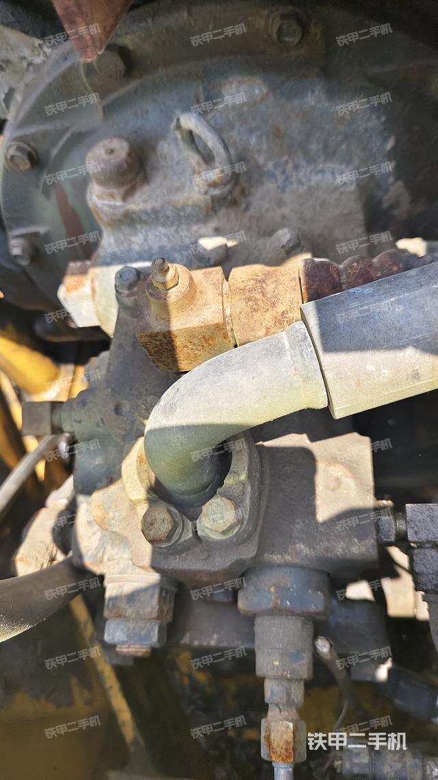 液压泵舱室正面整体（整机外观）