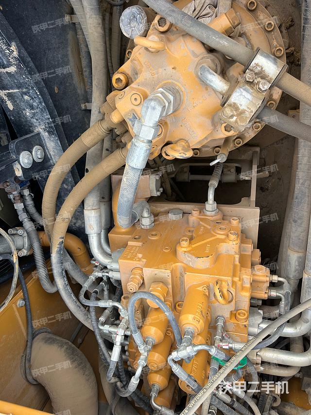 回转马达和主控阀（整机外观）