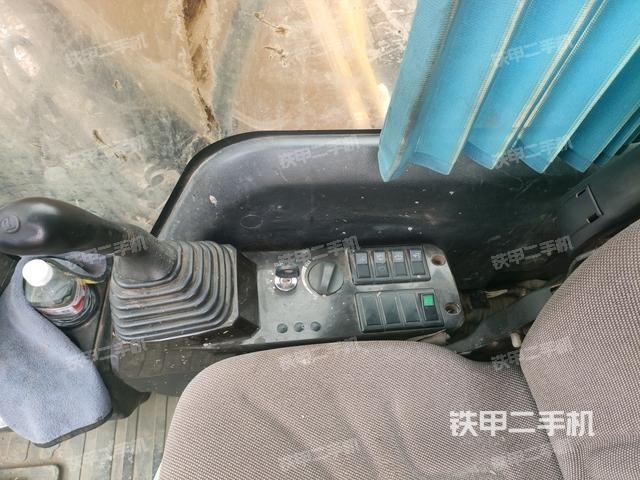 座椅右側(cè)控制臺/鑰匙門/油門/含右手柄(駕駛室部分) 座椅右側(cè)控制臺/鑰匙門/油門/含右手柄(駕駛室部分)