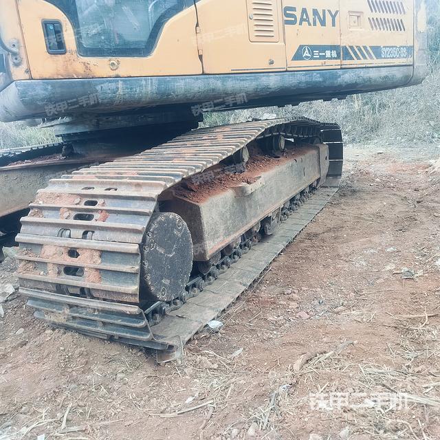 液壓泵艙室正面整體（整機外觀）