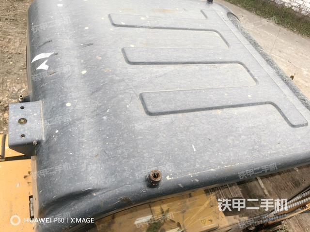 駕駛室頂部(整機(jī)外觀) 駕駛室頂部(整機(jī)外觀)