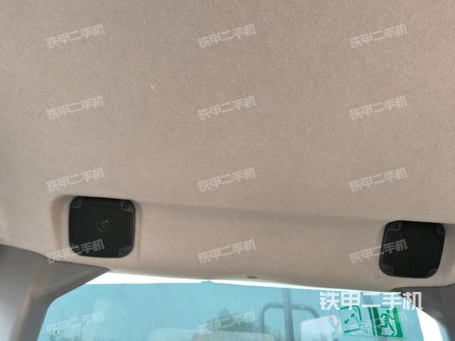 行走控制手柄和踏板?俯拍（駕駛室部分）