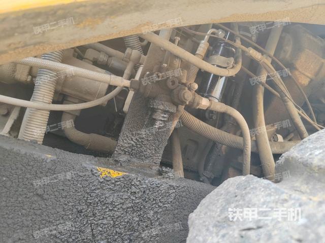 發(fā)動(dòng)機(jī)上部全景（壓路機(jī)發(fā)動(dòng)機(jī)艙）