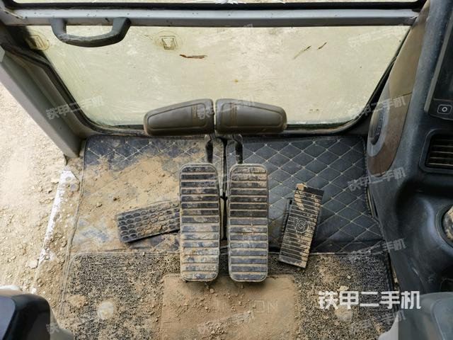 行走控制手柄和踏板?俯拍(駕駛室部分) 行走控制手柄和踏板?俯拍(駕駛室部分)