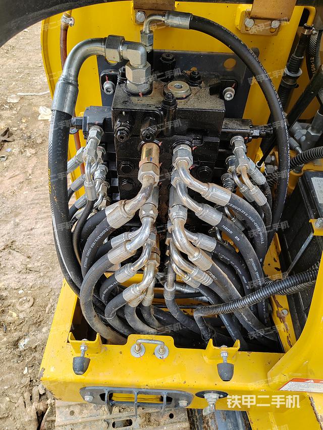 回转马达和主控阀（整机外观）