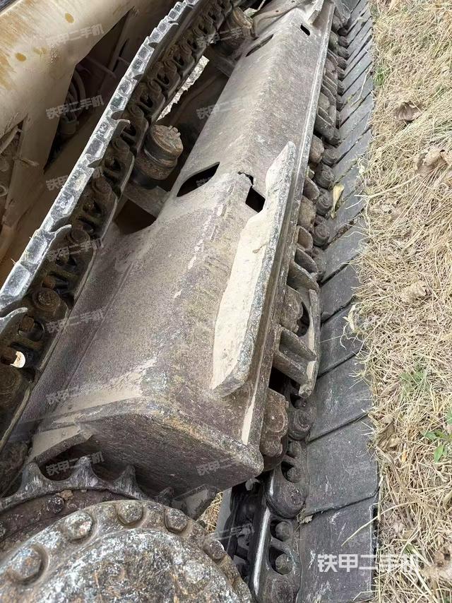 單側(cè)履帶整體(整機(jī)外觀) 單側(cè)履帶整體(整機(jī)外觀)