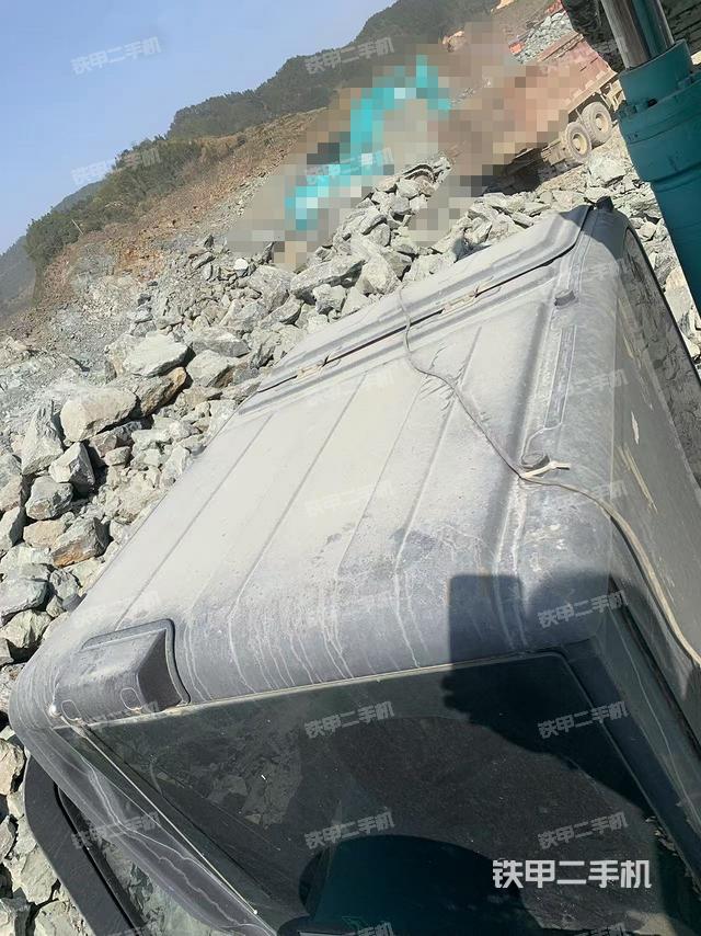 駕駛室頂部(整機(jī)外觀) 駕駛室頂部(整機(jī)外觀)
