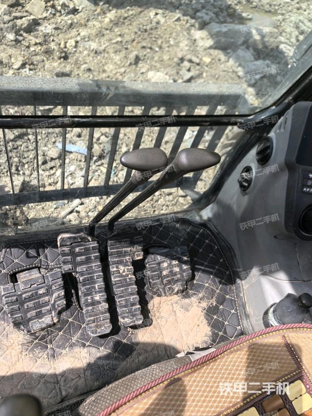 行走控制手柄和踏板?俯拍(駕駛室部分) 行走控制手柄和踏板?俯拍(駕駛室部分)