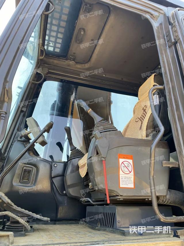 駕駛室頂部(整機(jī)外觀) 駕駛室頂部(整機(jī)外觀)