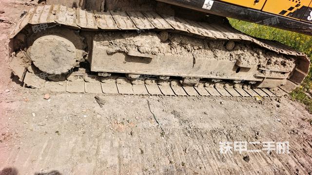 單側(cè)履帶整體(整機(jī)外觀) 單側(cè)履帶整體(整機(jī)外觀)