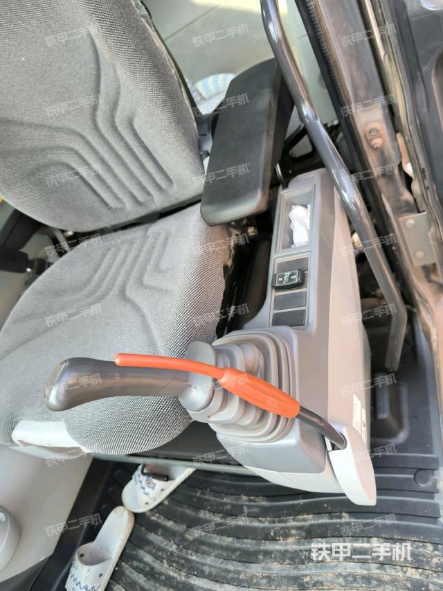 座椅左側(cè)控制臺/音響/含左手柄（駕駛室部分）