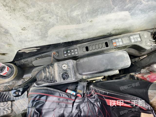 座椅右側(cè)控制臺/鑰匙門/油門/含右手柄（駕駛室部分）