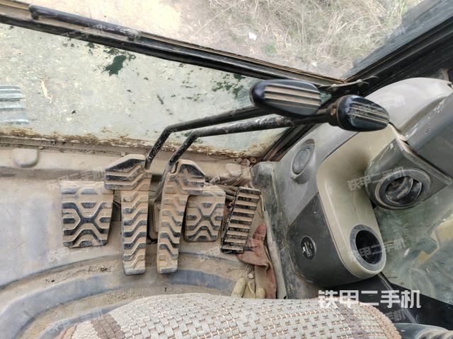 行走控制手柄和踏板?俯拍（駕駛室部分）