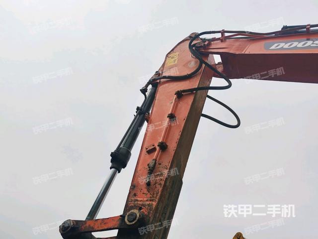轉(zhuǎn)盤和下車架正前(工作和回轉(zhuǎn)裝置) 轉(zhuǎn)盤和下車架正前(工作和回轉(zhuǎn)裝置)
