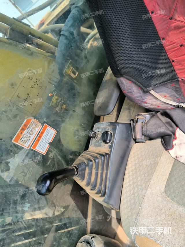 座椅右側(cè)控制臺(tái)/鑰匙門/油門/含右手柄（駕駛室部分）