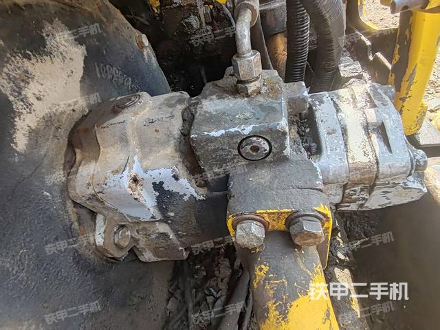 液压泵舱室正面整体（整机外观）