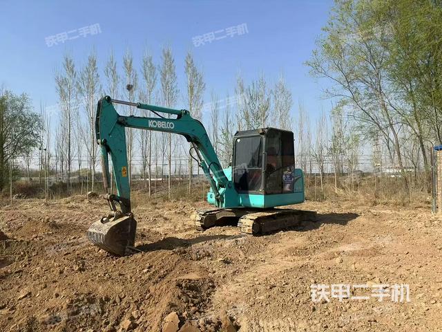 駕駛室整體(整機(jī)外觀) 駕駛室整體(整機(jī)外觀)