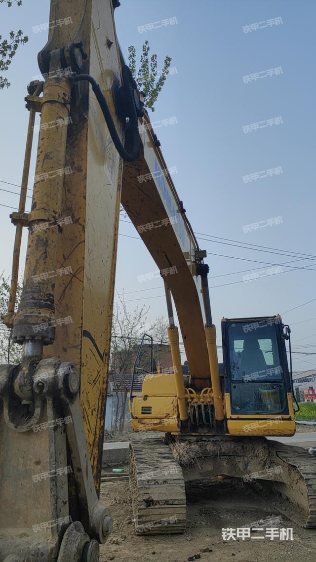 駕駛室頂部(整機(jī)外觀) 駕駛室頂部(整機(jī)外觀)