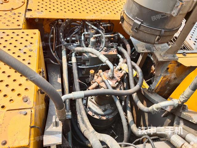 回转马达和主控阀（整机外观）