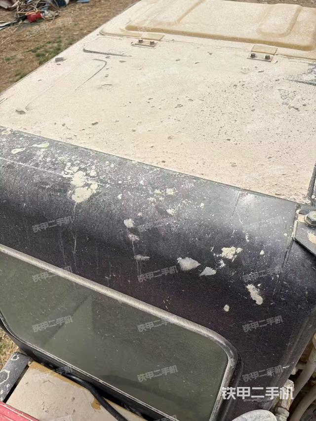 駕駛室頂部(整機(jī)外觀) 駕駛室頂部(整機(jī)外觀)