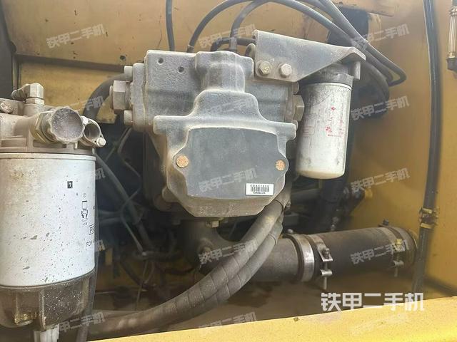 液壓泵艙室正面整體(整機外觀) 液壓泵艙室正面整體(整機外觀)