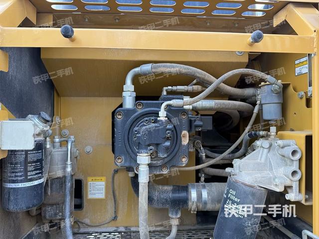 液壓泵艙室正面整體(整機外觀) 液壓泵艙室正面整體(整機外觀)
