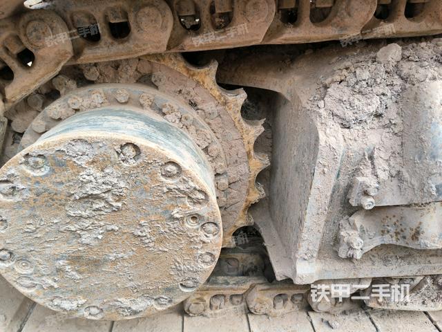 左驅(qū)動輪（行走機構(gòu)）