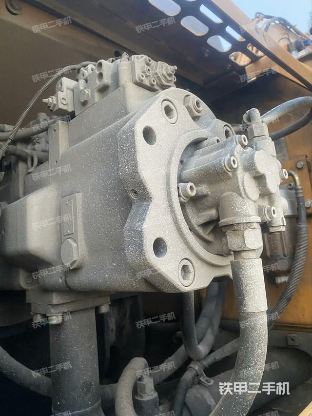 液壓泵艙室正面整體(整機(jī)外觀) 液壓泵艙室正面整體(整機(jī)外觀)