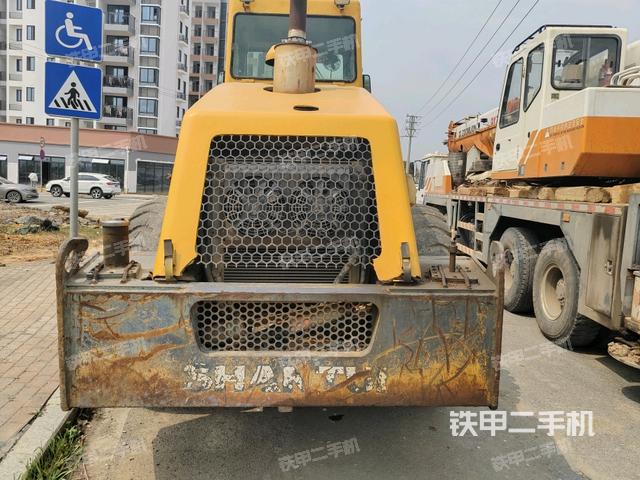 正左側(cè)（壓路機(jī)整機(jī)外觀）