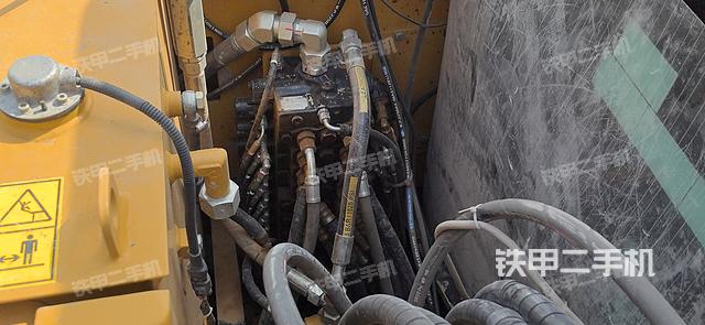 回轉(zhuǎn)馬達(dá)和主控閥（整機(jī)外觀）