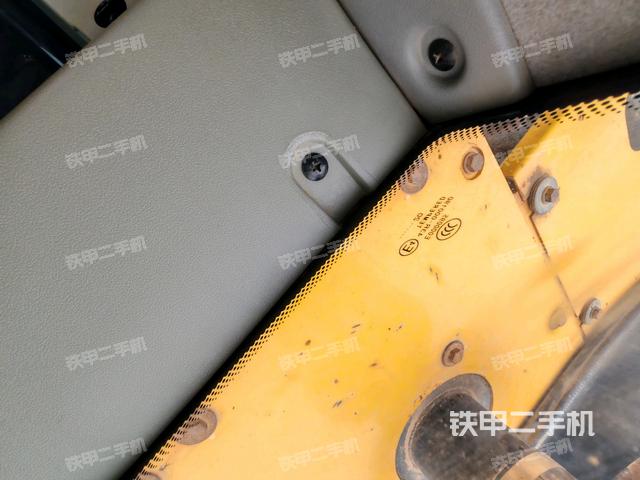 行走控制手柄和踏板?俯拍（駕駛室部分）