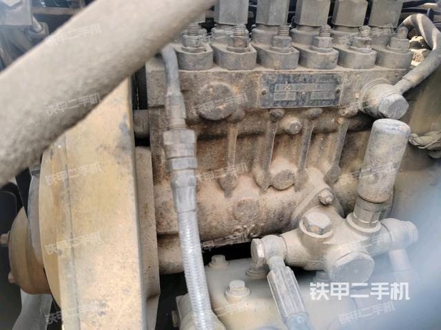 發(fā)動(dòng)機(jī)右側(cè)全景（壓路機(jī)發(fā)動(dòng)機(jī)艙）