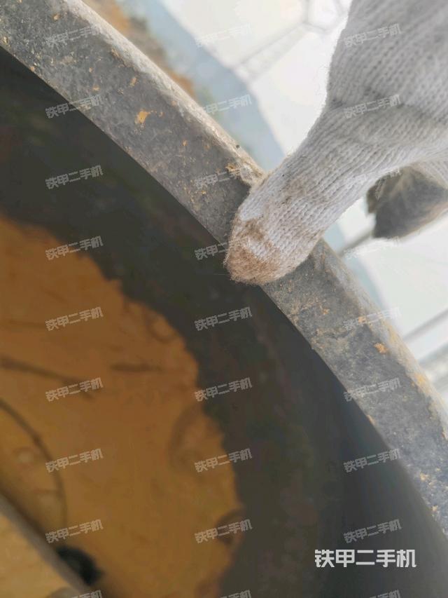 后輪右側(cè)全景（壓路機(jī)前后車(chē)架）