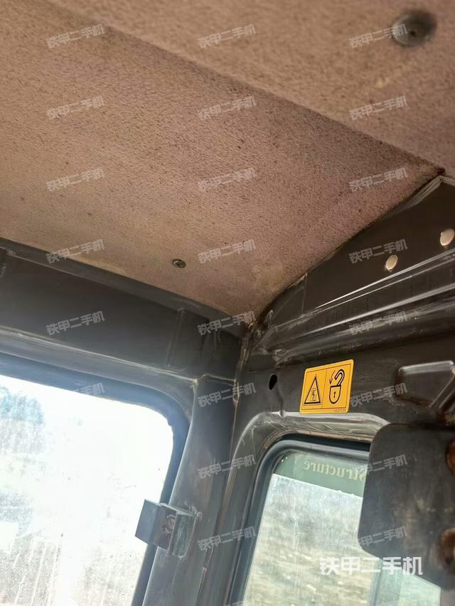 駕駛室頂部（整機外觀）