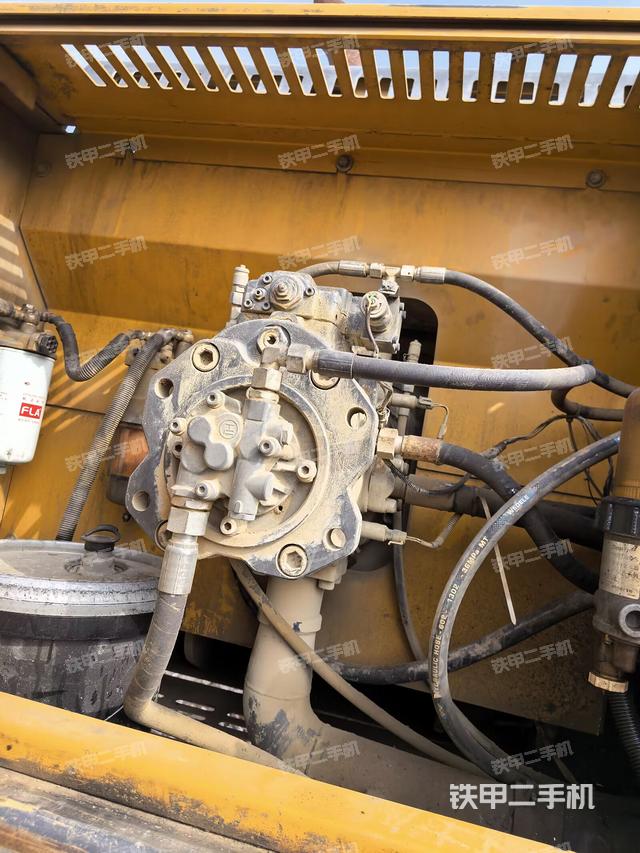 液压泵舱室正面整体（整机外观）